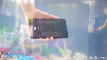 Galaxy A72 punya sertifikasi IP67 yang artinya tahan air hingga di kedalaman 1 meter selama 30 menit. Foto: Adi Fida Rahman/detikINET