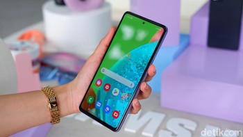 Masih mengusung layar AMOLED, punya ukuran 6,7 inch dengan refresh rate 90Hz. Foto: Adi Fida Rahman/detikINET