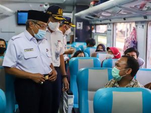Gaya Said Aqil Blusukan di Stasiun Senen