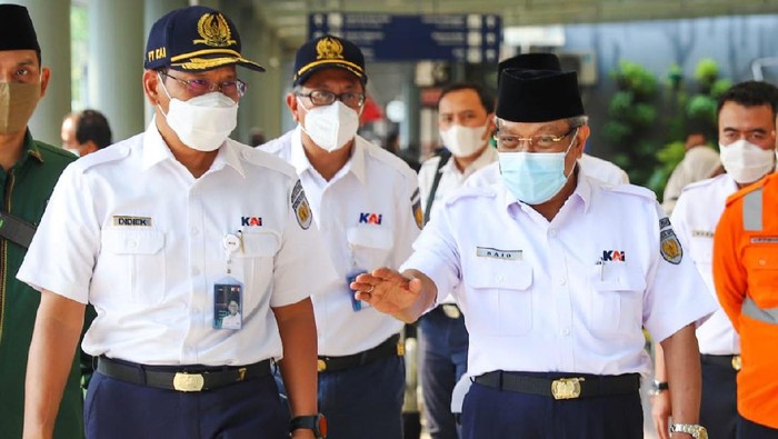 Gaya Said Aqil Blusukan di Stasiun Senen Komisaris Utama merangkap Komisaris Independen PT Kereta Api Indonesia (Persero) alias KAI Said Aqil Siroj meninjau Stasiun Pasar Senen, Jakarta, Kamis (18/3/2021). Said Aqil Siroj hadir untuk melihat secara langsung serta memastikan pelayanan di stasiun tersebut sudah berjalan dengan baik.