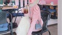 Herlin juga diketahui suka nongkrong di kafe cantik. Seperti momennya ini saat menikmati segelas es teh manis. Foto: Instagram @herlinkenza