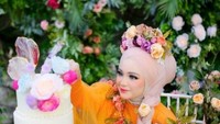 Ia juga kerap berdandan heboh, seperti di foto bertema kebun bunga ini. Kue tartnya juga dihias dengan bunga-bunga cantik. Foto: Instagram @herlinkenza