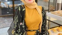 Momen kuliner lainnya saat Herlin Kenza berada di sebuah toko roti. Ia berpose dengan memejamkan matanya di dekat rak roti. Foto: Instagram @herlinkenza