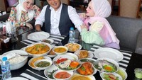Walaupun sering memamerkan kehidupannya yang mewah, Herlin tak lupa membagikan momennya saat makan bersama kedua orang tua. Mereka terlihat menyantap nasi Padang. Foto: Instagram @herlinkenza