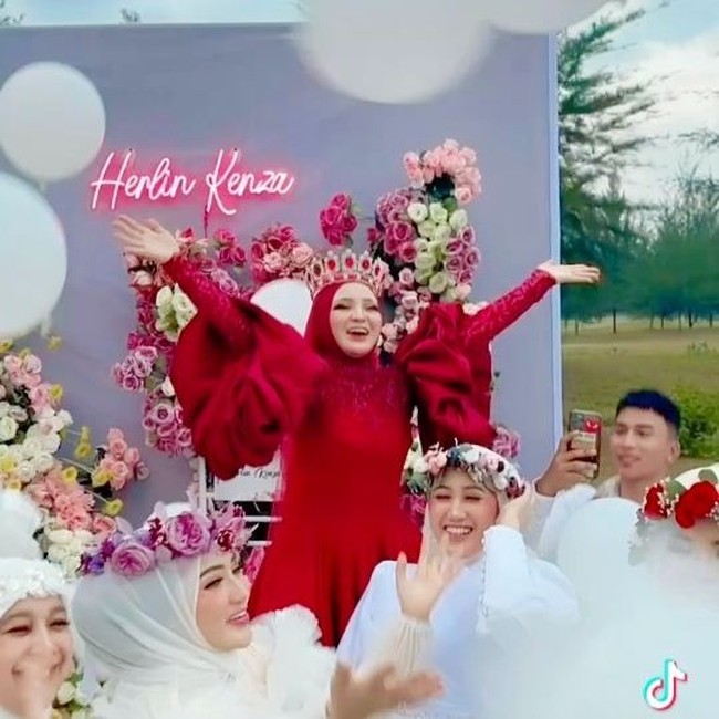 Dalam acara ulang tahunnya itu ada miniatur wedding cake yang menjulang tinggi. Para tamu undangan kompak menggunakan dresscode serba putih dan memakai floral crown. Acara tersebut dimeriahkan oleh live music dan dipandu oleh dua orang MC. Foto: Dok. Instagram @herlinkenza.