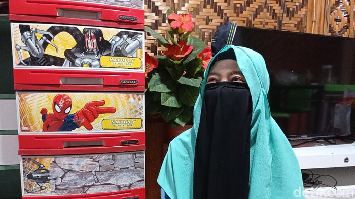 Hesti Sutrisno, wanita bercadar yang tampung puluhan anjing liar (Sachril Agustin Berutu/detikcom).