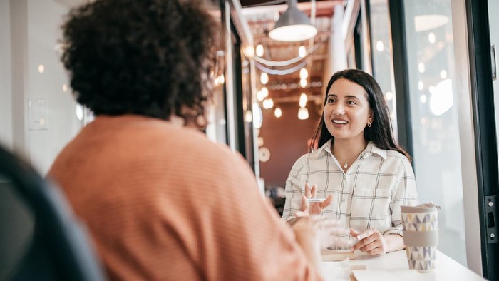 Women offering new mortgage rates to the client