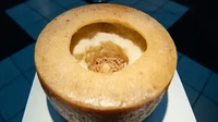 Casu Marzu dianggap sebagai keju yang berbahaya. Diproduksi oleh penggembala di Pulau Sardinia, keju ini dipenuhi belatung. (Getty Images)