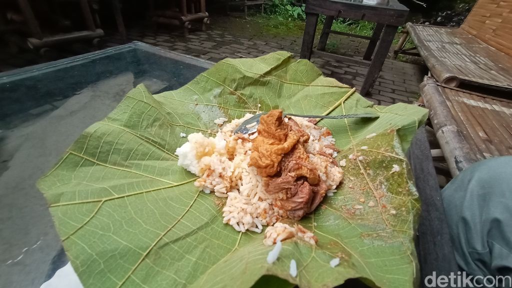 Jajan Nasi Jangkrik yang Gurih Sedap di Angkringan Kidul Sucen