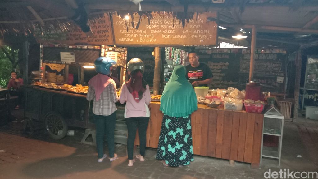Jajan Nasi Jangkrik yang Gurih Sedap di Angkringan Kidul Sucen