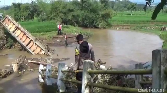 Jembatan penghubung tiga desa di Sumedang ambruk