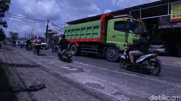 Jl Raya Legok, Kabupaten Tangerang, dengan truk-truk besar melintas di siang hari, 13 Maret 2021. (Nisrina Khairunnisa/detikcom)