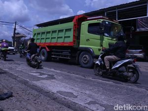 Jl Legok Kabupaten Tangerang Rusak karena Beban Kendaraan Berlebihan