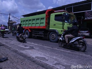 Jl Legok Kabupaten Tangerang Rusak karena Beban Kendaraan Berlebihan