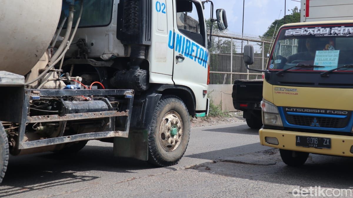 Jl Raya Legok, Kabupaten Tangerang, dengan truk-truk besar melintas di siang hari, 13 Maret 2021. (Nisrina Khairunnisa/detikcom)