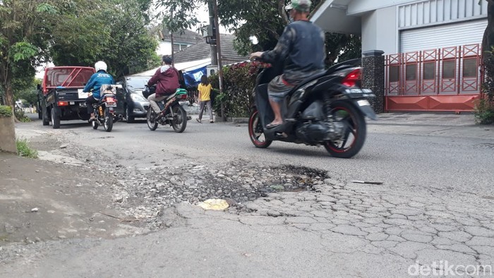 Jl Terusan Kecubung Barat, Kota Malang, rusak. 19 Maret 2021. (Muhammad Olifiansyah/detikcom)