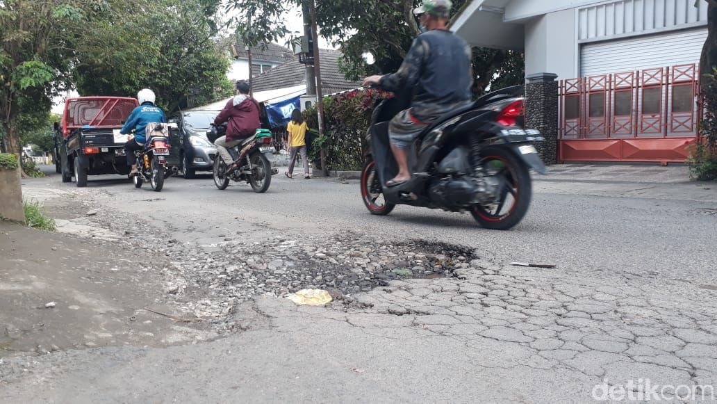 Jl Terusan Kecubung Barat, Kota Malang, rusak. 19 Maret 2021. (Muhammad Olifiansyah/detikcom)