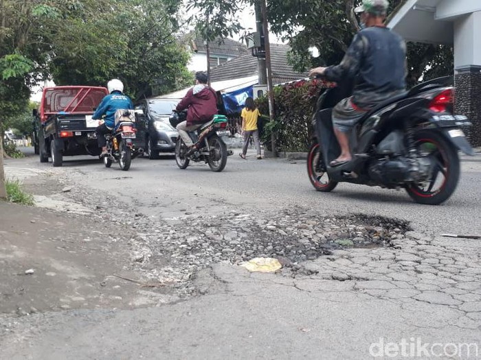 Jl Terusan Kecubung Barat, Kota Malang, rusak. 19 Maret 2021. (Muhammad Olifiansyah/detikcom)
