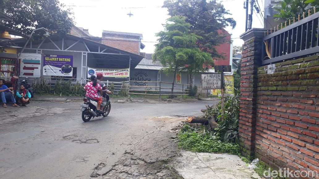 Jl Terusan Kecubung Barat, Kota Malang, rusak. 19 Maret 2021. (Muhammad Olifiansyah/detikcom)