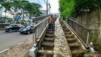 JPO ini juga dicorat-coret. 
