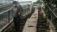 Sesekali, JPO ini dilewati warga. 