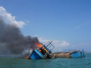 2 Kapal Ilegal Fishing Berbendera Malaysia Ditenggelamkan di Aceh