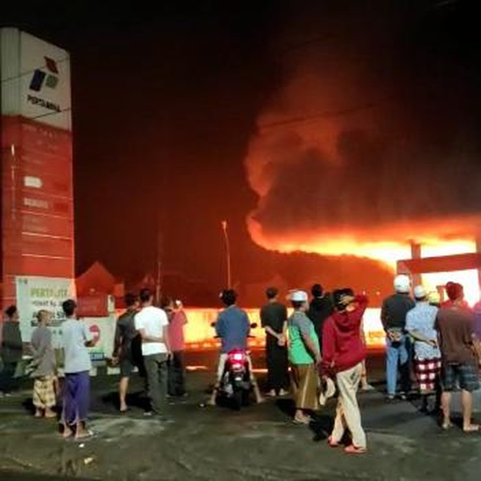 Kebakaran terjadi di sebuah SPBU di Jalan Mayjen Sungkono, Kota Malang. Dalam kebakaran tersebut, ada dua kendaraan yang ikut terbakar.