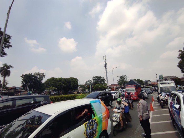 Kemacetan di jalan depan PN Jakarta Timur saat sidang Habib Rizieq digelar.