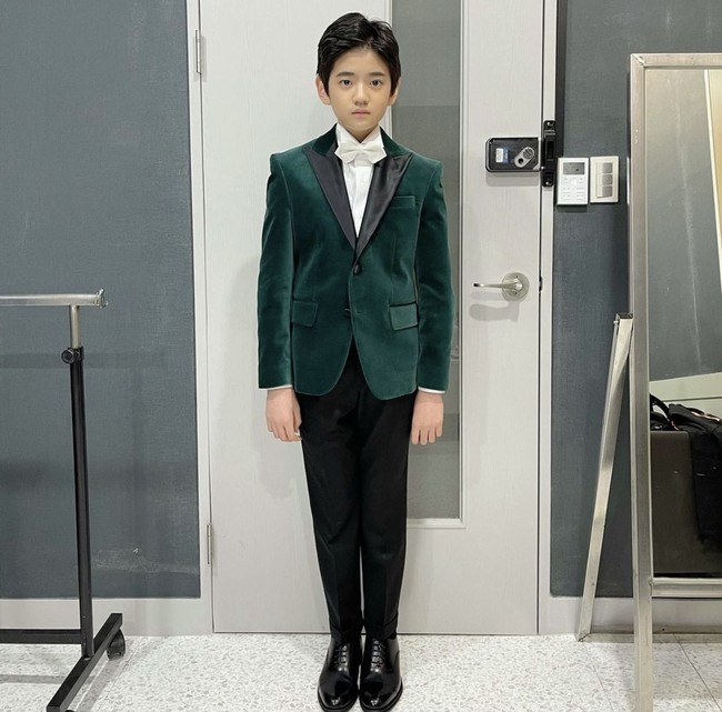 Tak hanya jago akting, Kim Kang Hoon juga mahir bermain piano. Ia mengiringi Jung Yonghwa menyanyikan “Spring Breeze” dalam acara KBS Awards 2020. Foto: dok Instagram kanghoon.juwon