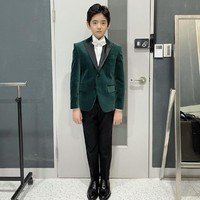 Tak hanya jago akting, Kim Kang Hoon juga mahir bermain piano. Ia mengiringi Jung Yonghwa menyanyikan “Spring Breeze” dalam acara KBS Awards 2020. Foto: dok Instagram kanghoon.juwon