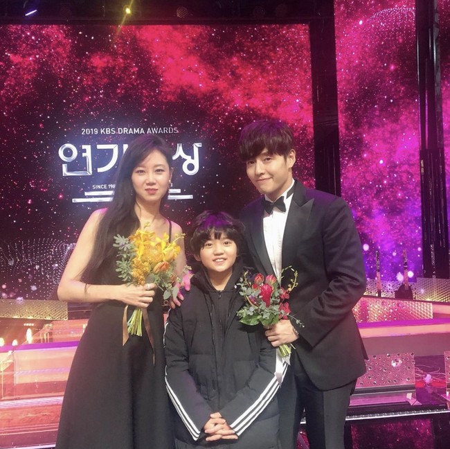 Identik dengan karakter Pil Gu, artis cilik ini dibanjiri tawaran iklan. Kim Kang Hoon pun memenangkan penghargaan Best Young Actor dari ajang KBS Drama Awards. Foto: dok Instagram kanghoon.juwon
