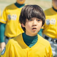 Kim Kang Hoon meraih popularitas dengan pesat sejak membintangi drakor When The Camellia Blooms. Ia berperan sebagai Kang Pil Gu, anak Gong Hyo Jin yang overprotektif. Foto: dok KBS2