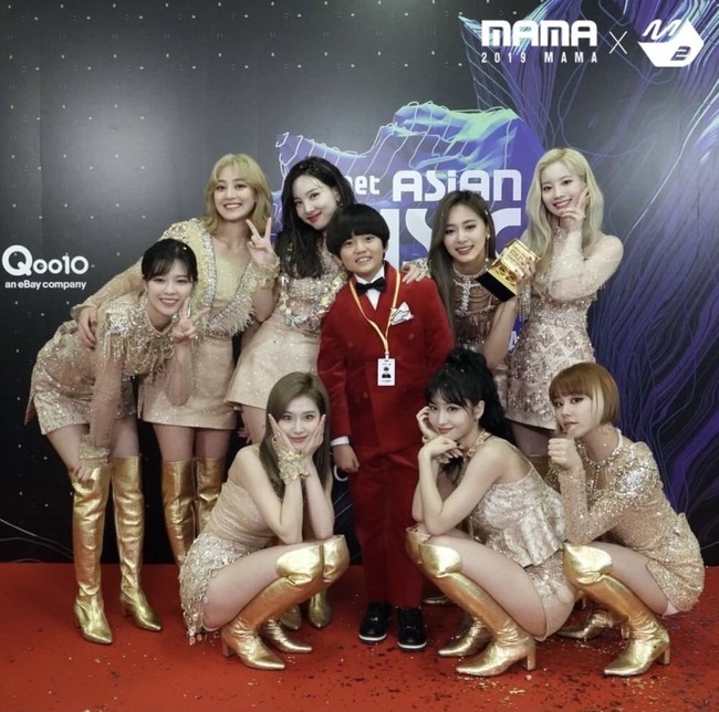 Kim Kang Hoon juga menjadi MC termuda acara penghargaan MAMA Awards. Ia mewawancarai ITZY dan MONSTA X dalam vlog yang diunggah channel YouTube M2. Foto: dok Instagram m2mpd