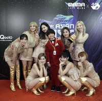 Kim Kang Hoon juga menjadi MC termuda acara penghargaan MAMA Awards. Ia mewawancarai ITZY dan MONSTA X dalam vlog yang diunggah channel YouTube M2. Foto: dok Instagram m2mpd
