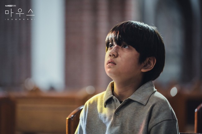 Kim Kang Hoon juga berperan sebagai Jung Ba Reum alias Lee Seung Gi muda dalam drama Korea Mouse. Karakternya menyimpan rahasia kelam setelah membunuh keluarganya. Foto: dok tvN