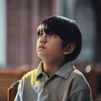 Kim Kang Hoon juga berperan sebagai Jung Ba Reum alias Lee Seung Gi muda dalam drama Korea Mouse. Karakternya menyimpan rahasia kelam setelah membunuh keluarganya. Foto: dok tvN