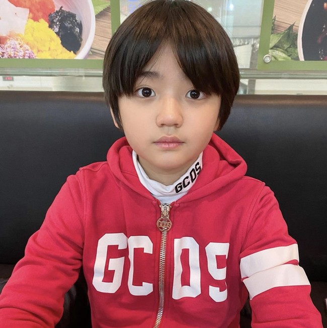 Kim Kang Hoon identik dengan perannya dalam drama Korea When the Camellia Blooms, bahkan lebih sering dipanggil dengan nama Kang Pil Gu di Korea Selatan. Aktor berumur 12 tahun ini telah beranjak remaja dan belum lama membintangi Racket Boys. Foto: dok Instagram kanghoon.juwon