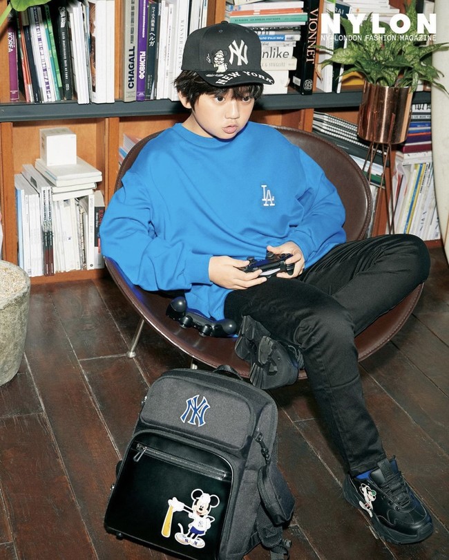 Dalam program televisi Knowing Bros, artis berumur 11 tahun ini blak-blakan mengungkap sosok pacarnya. Namun, Kim Kang Hoon mengakhiri hubungan karena kesibukannya. Foto: dok Instagram kanghoon.juwon