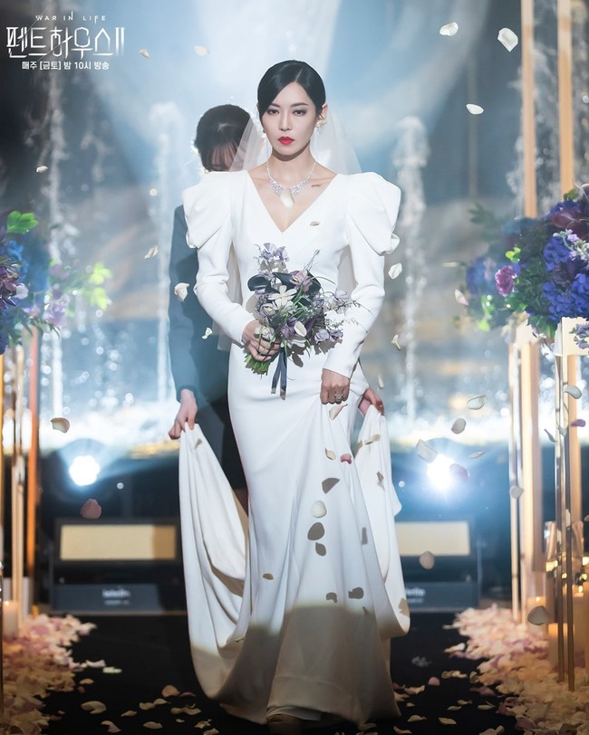 Cheon Seo Jin (pemain Kim So Yeon) pun terpaksa menikahi tunangannya Joo Dan Tae (pemain Uhm Ki Joon). Pernikahan pasangan ‘licik’ The Penthouse 2 itu diadakan di Hera Palace. Foto: dok. SBS