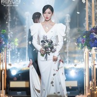 Cheon Seo Jin (pemain Kim So Yeon) pun terpaksa menikahi tunangannya Joo Dan Tae (pemain Uhm Ki Joon). Pernikahan pasangan ‘licik’ The Penthouse 2 itu diadakan di Hera Palace. Foto: dok. SBS