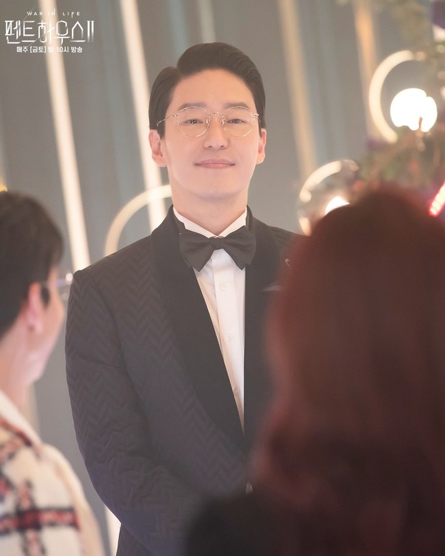 Berbeda dengan Cheon Seo Jin (pemain Kim So Yeon), Joo Dan Tae (pemain Uhm Ki Joon) menunjukkan senyuman khasnya. Ia pun menyambut kedatangan para tamu. Foto: dok. SBS