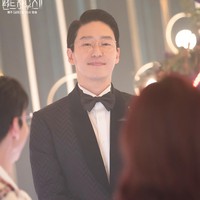 Berbeda dengan Cheon Seo Jin (pemain Kim So Yeon), Joo Dan Tae (pemain Uhm Ki Joon) menunjukkan senyuman khasnya. Ia pun menyambut kedatangan para tamu. Foto: dok. SBS
