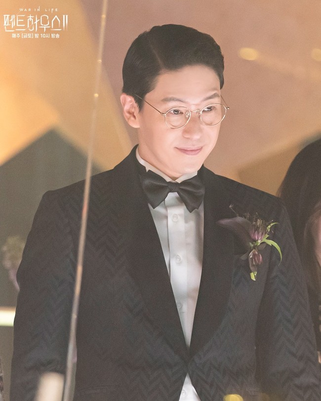 Drakor The Penthouse 2 semakin menegangkan saat ’raja’ real estate itu mengancam akan membongkar ‘dosa’ Cheon Seo Jin (pemain Kim So Yeon) pada putrinya Ha Eun Byeol (pemain Choi Ye Bin). Foto: dok. SBS