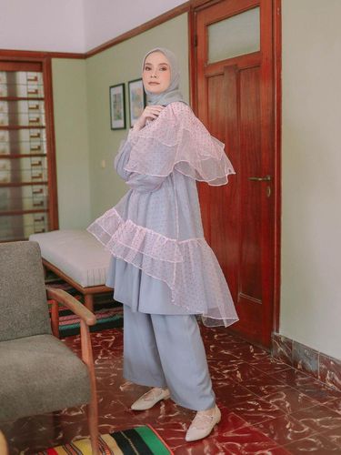 Inspirasi gaya kondangan dengan memakai celana.