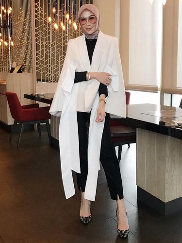 Inspirasi gaya kondangan dengan memakai celana.