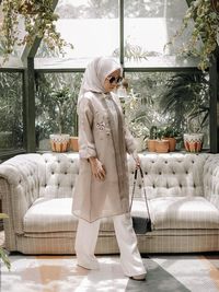 8 Inspirasi Baju Kondangan Simpel Pakai Celana, Cocok Untuk Hijabers