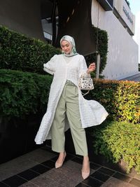 8 Inspirasi Baju Kondangan Simpel Pakai Celana, Cocok Untuk Hijabers