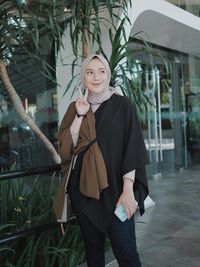 8 Inspirasi Baju Kondangan Simpel Pakai Celana, Cocok Untuk Hijabers