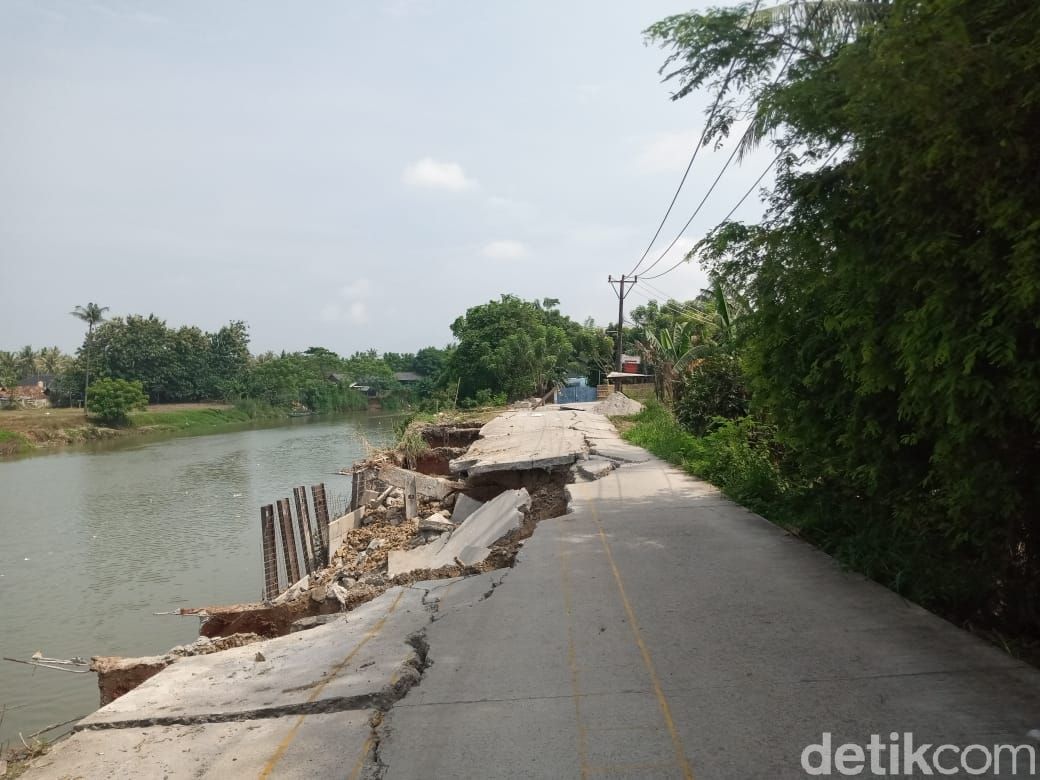 Longsor di Jl Raya Tanjung Burung, Teluknaga, Kabupaten Tangerang. 19 Maret 2021. (Kadek Melda Luxiana/detikcom)