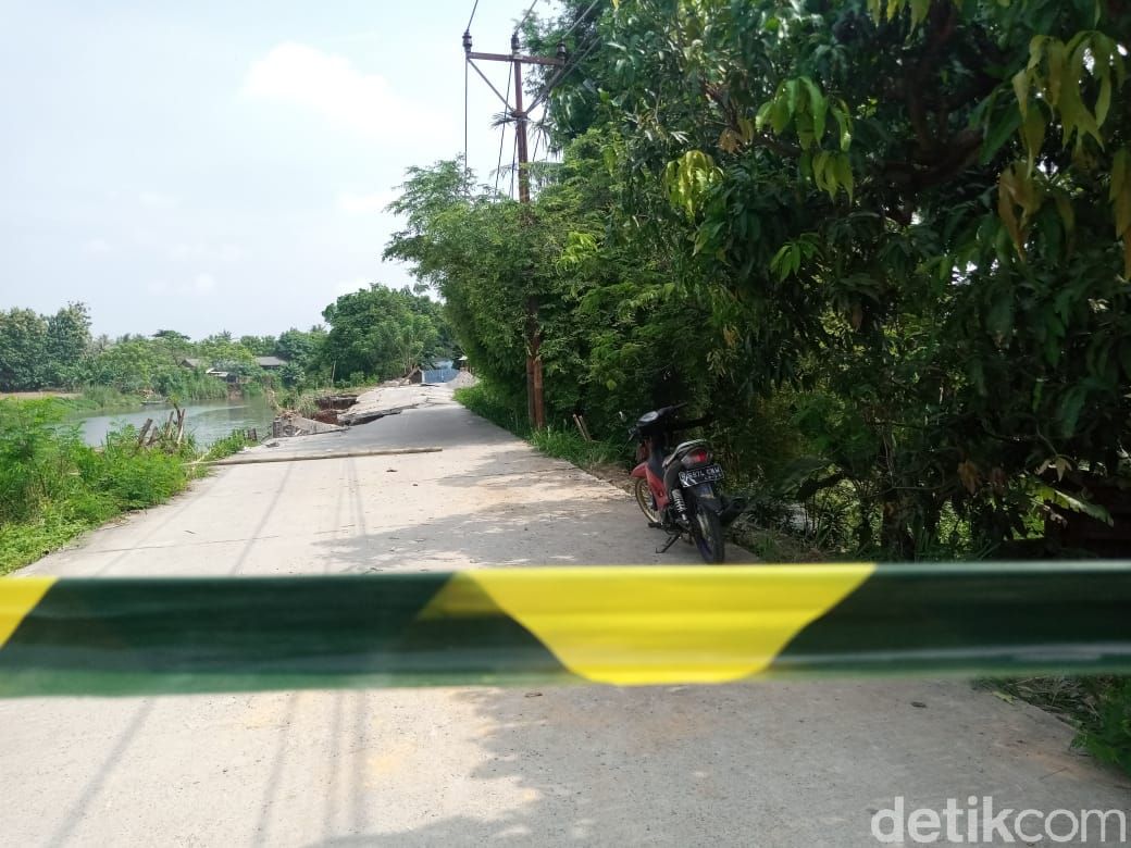 Longsor di Jl Raya Tanjung Burung, Teluknaga, Kabupaten Tangerang. 19 Maret 2021. (Kadek Melda Luxiana/detikcom)